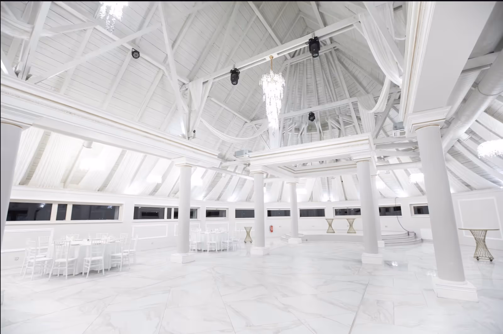 Головна зала Vivant Hall під скляним куполом