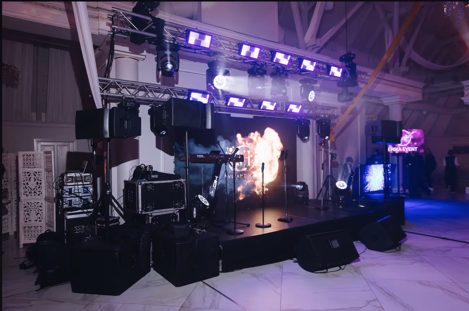 Сцена та концертне світло у Vivant Hall